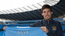 David Silva vyměnil bílý dres Valencie za světle modrý dres Manchesteru City, Zdroj: www.mcfc.co.uk