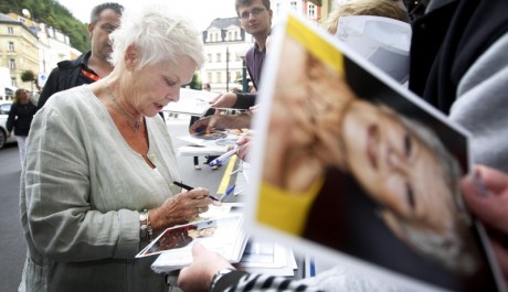Judi Dench rozdává podpisy svým fanouškům