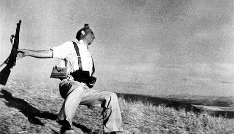 OBR: Robert Capa: Padající voják, 1936, Zdroj: galerierudolfinum.cz