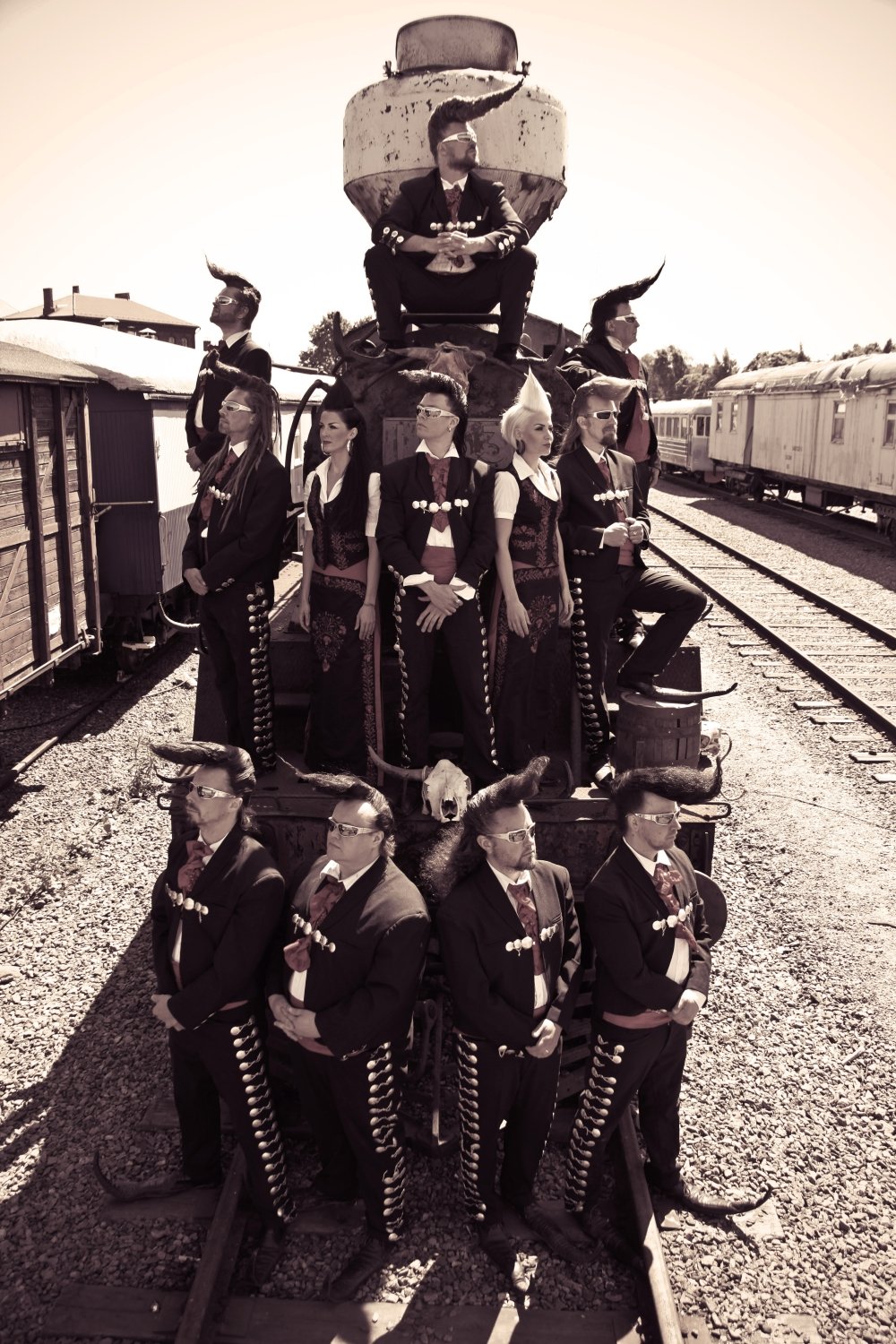VIDEO: Leningrad Cowboys míří do Prahy. Zahrají o vodce i traktorech ...