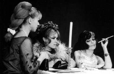 Jiřina Jirásková s Ivou Janžurovou a Jiřinou Bohdalovou jako lehké děvy ve filmu Světáci, Zdroj: bontonfilm.cz