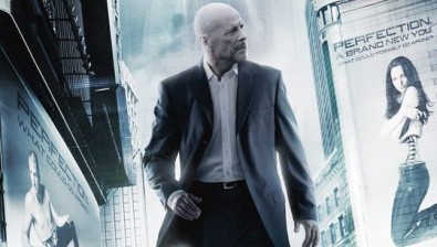 Ostřílený Bruce Willis vyráží vstříc boji se zločinem. Zdroj:scifiscoop.com