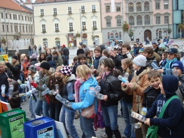 Akce Bubnování na PET lahve se zúčastnilo několik desítek lidí. Foto: Magda Siroginová, Topzine.cz