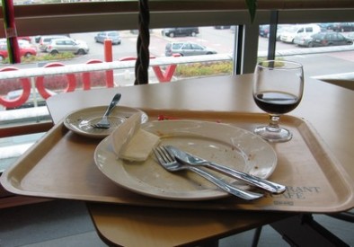 Jen v bezedné skleničce zůstala kapka Coca-coly Zdroj: Eva Mácová, Topzine.cz