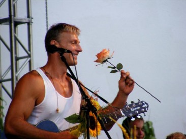 Martin Maxa na koncertě ve Vrbně pod Pradědem v l&eacute;tě 2008. Zdroj: ofici&aacute;ln&iacute; web Martina Maxy http://www.martinmaxa.cz