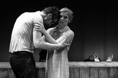 Hlavn&iacute; hrdina Karel je zm&iacute;t&aacute;n city ke dvěma žen&aacute;m. Foto: Kamila Pol&iacute;vkov&aacute;