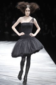 Alexander McQueen z kolekce podzim/zima 2009, Zdroj: style.com