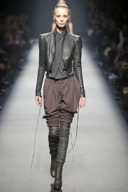 Tureck&eacute; kalhoty pohledem Haidera Ackermanna, zima 2008, Zdroj: style.com