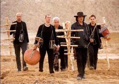 Když vydržíte mlčet, uslyšíte melodie lidí kolem sebe. Zdroj: falcon.cz