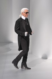 Karl Lagerfeld ve fraku, zima 2008, Zdroj: style.com