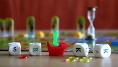 Osada - hrací kostky a loď žoldáků, Foto: Dušan Takáč, Topzine.cz