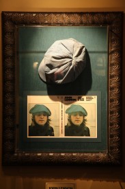 Čepice Johna Lennona Zdroj: archiv Hard Rock Cafe