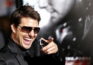 Tom Cruise Tom Cruise s mobilem v ruce. Že by netrpělivě očekával telefonáty fanoušků, kterým se povedlo získat jeho číslo? Zdroj: tv.edogo.com