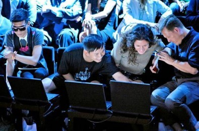 Modní blogeři na přehlídce. Zdroj: www.wwd.com