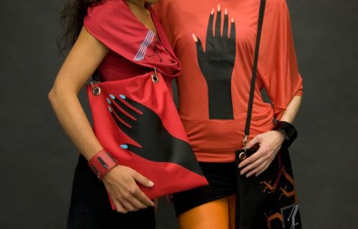 Tričko pro holky a taška s motivem Ruka, Zdroj: vohoz.cz