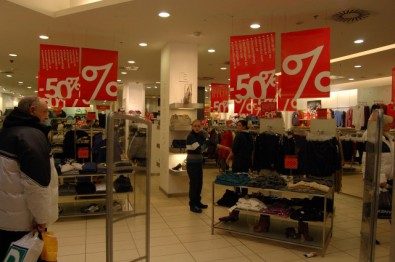 FOTO: Slevy a v&yacute;prodeje v obchodě