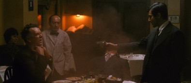 Kmotr - Al Pacino zabijí Al Pacino (vpravo) zabíjí ve filmu Kmotr své oponenty Zdroj: obrázek z filmu Kmotr