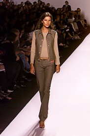 Kolekce Marca Jacobse jaro 1999, modelka Gisele Bundchen, Zdroj: style.com