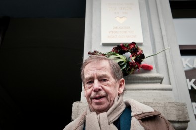 Václav Havel při odhalování pamětní desky Olgy Havlové. Foto: Vojta Herout, Topzine.cz