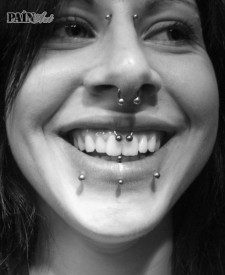 „Vertical labret a dvě moniky doplněné smiley piercingem.“ Zdroj: painart.cz