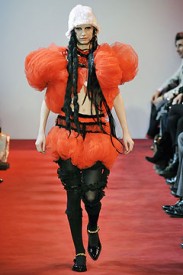 Kolekce Rei Kawakubo 2009, Zdroj: style.com