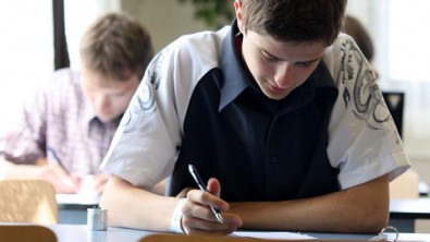 Foto: Studenti píšou