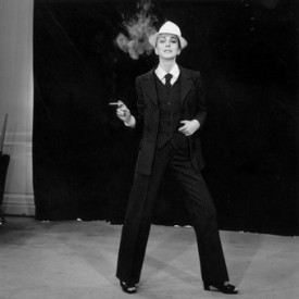 Yves Saint Laurent a jeho dámský smoking z roku 1967, Zdroj: amoeba.com