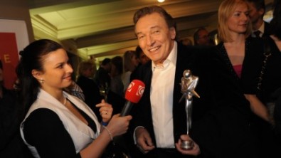 Karel Gott z&iacute;skal Zvl&aacute;&scaron;tn&iacute; cenu TV NOVA