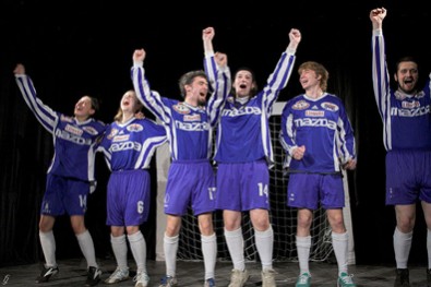 Klapzubova jedenáctka se raduje z vítězství. Zdroj: www.divadlotramtarie.cz