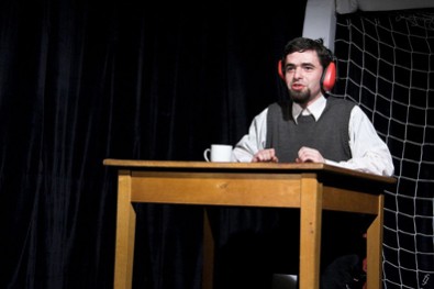 Alois Pešek jako anglický sportovní komentátor. Zdroj: www.divadlotramtarie.cz