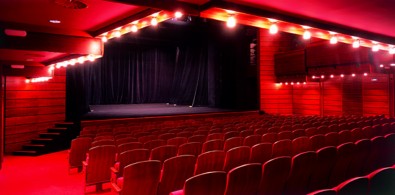 Hlavn&iacute; sc&eacute;na po rekonstrukci v roce 2004. Zdroj: klicperovodivadlo.cz