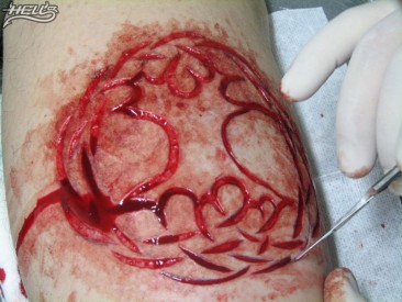 Do kůže lze vyříznout i komplikovanější motivy, Zdroj: Hell.cz