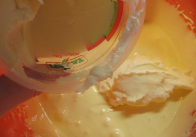 Vm&iacute;ch&aacute;me mascarpone do žloutků, Zdroj: Eva M&aacute;cov&aacute;, Topzine.cz