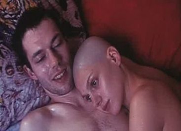 Klára Issová si kvůli filmu Anděl exit nechala oholit hlavu. Zdroj: Distributor filmu.