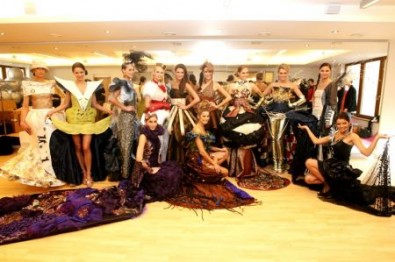 Finalistky soutěže v extravagantn&iacute;ch modelech, zdroj: ceskamiss.cz