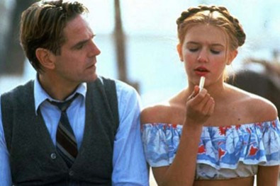 Lolita ve filmu Humbert (Jeremy Irons) a Lolita (Dominique Swain) ve filmové verzi z roku 1997. Zdroj: zarmychslabin.estranky.cz