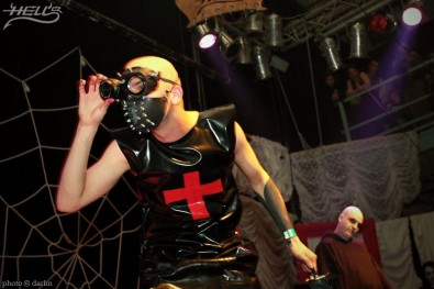 Body modification shows často doprovázejí výstřední kostými. Zdroj: www.hellparty.cz