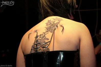 Téměř ve všech vystoupeních souvisejících s tělesnými modifkacemi najdeme věšení na háky. Zdroj: hellparty.cz