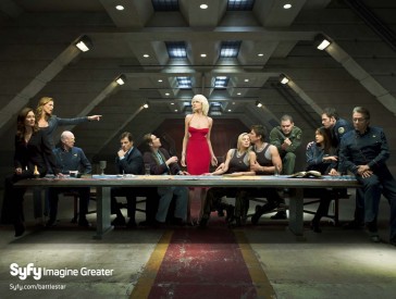 Osazenstvo seriálu na wallpaperu ke čtvrté sérii, paralela k obrazu Poslední večeře, Zdroj: syfy.com