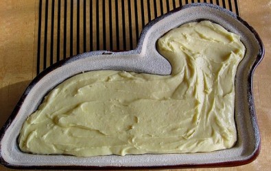 Těsto ve formě uhladíme, Zdroj: Eva Mácová, Topzine.cz