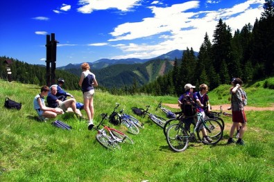 Cykloturistika je skvělou příležitostí, jak si aktivně užít volné chvíle s přáteli.,Zdroj: jamajka.sk