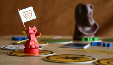 Laborigines - rozehraná hra, kočička s vlajkou imunity, Foto: Hana Vítová, Topzine.cz