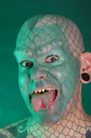 Známý americký body modification performer Lizardman. Zdroj: thelizardman.com
