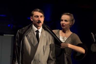 Adolf Hitler (Petr Jeništa) a Eva Braunová (Jana Plodková) Zdroj: hadivadlo.cz