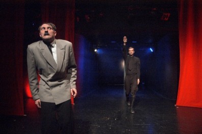 Petr Jeništa jako Hitler a Jiří Hájek jako SSák Zdroj: hadivadlo.cz