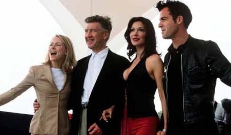 Naomi Watts, David Lynch, Laura Elena Harring a Justin Theroux na Filmovém Festivalu v Cannes 2001 Zdroj: Wikipeda