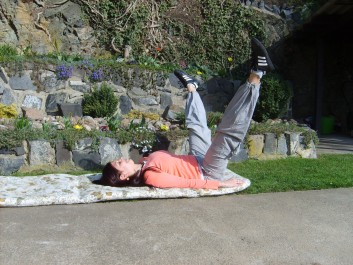 Cvik na problémové spodní břísko s nohama od sebe, Foto: Karmela Beránková, Topzine.cz