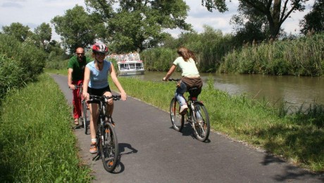 Cyklisti Baťův kanál, Zdroj: Centrála Východní Moravy