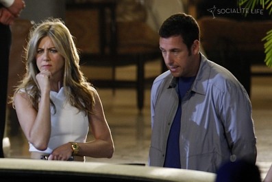 Jennifer Aniston a Adam Sandler při nat&aacute;čen&iacute; Just Go With It, zdroj: socialitelife.celebuzz.com