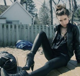 Černá a lesk jdou dohromady. Zdroj: lookbook.nu